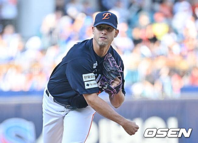 [OSEN=대구, 이석우 기자] 1일 대구삼성라이온즈파크에서 2026 신한 SOL KBO 리그 삼성 라이온즈와 한화 이글스의 경기가 열렸다. 홈팀 삼성은 원태인이, 방문팀 한화는 에르난데스가 선발 출전했다. 한화 이글스 선발 투수 에르난데스가 역투하고 있다. 2026.05.01 / foto0307@osen.co.kr