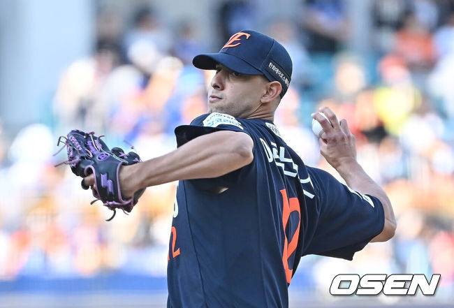 [OSEN=대구, 이석우 기자] 1일 대구삼성라이온즈파크에서 2026 신한 SOL KBO 리그 삼성 라이온즈와 한화 이글스의 경기가 열렸다. 홈팀 삼성은 원태인이, 방문팀 한화는 에르난데스가 선발 출전했다. 한화 이글스 선발 투수 에르난데스가 역투하고 있다. 2026.05.01 / foto0307@osen.co.kr