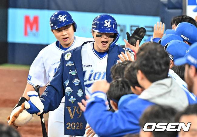 [OSEN=대구, 이석우 기자] 1일 대구삼성라이온즈파크에서 2026 신한 SOL KBO 리그 삼성 라이온즈와 한화 이글스의 경기가 열렸다. 홈팀 삼성은 원태인이, 방문팀 한화는 에르난데스가 선발 출전했다. 삼성 라이온즈 박승규가 7회말 2사 2루 좌월 역전 2점 홈런을 치고 동료들의 축하를 받고 있다. 2026.05.01 / foto0307@osen.co.kr
