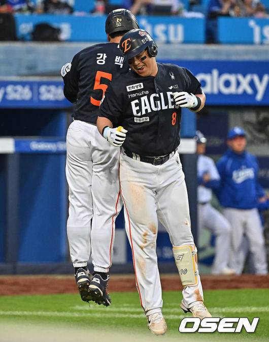 [OSEN=대구, 이석우 기자] 2일 대구삼성라이온즈파크에서 2026 신한 SOL KBO 리그 삼성 라이온즈와 한화 이글스의 경기가 열렸다. 홈팀 삼성은 장찬희가, 방문팀 한화는 문동주가 선발 출전했다. 한화 이글스 노시환이 6회초 2사 1루 좌중월 2점 홈런을 치고 세리머니를 하고 있다. 2026.05.02 / foto0307@osen.co.kr