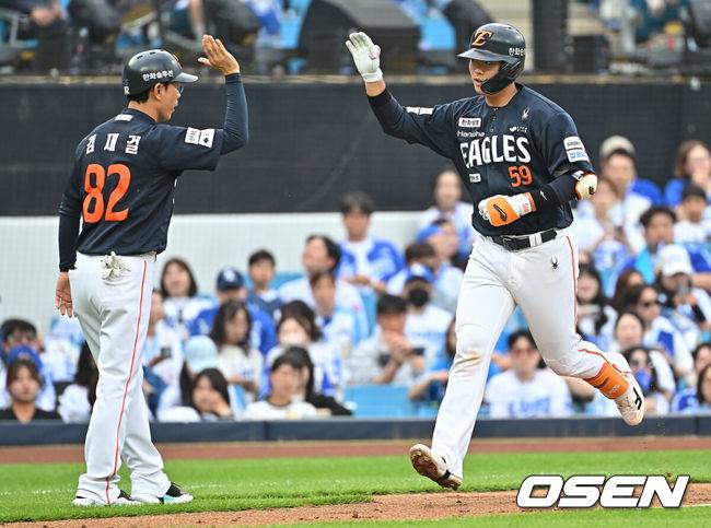 [OSEN=대구, 이석우 기자] 2일 대구삼성라이온즈파크에서 2026 신한 SOL KBO 리그 삼성 라이온즈와 한화 이글스의 경기가 열렸다. 홈팀 삼성은 장찬희가, 방문팀 한화는 문동주가 선발 출전했다. 한화 이글스 허인서가 2회초 무사 1루 좌월 2점 홈런을 치고 하이파이브를 하고 있다. 2026.05.02 / foto0307@osen.co.kr