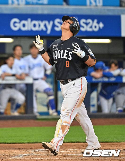 [OSEN=대구, 이석우 기자] 2일 대구삼성라이온즈파크에서 2026 신한 SOL KBO 리그 삼성 라이온즈와 한화 이글스의 경기가 열렸다. 홈팀 삼성은 장찬희가, 방문팀 한화는 문동주가 선발 출전했다. 한화 이글스 노시환이 6회초 2사 1루 좌중월 2점 홈런을 치고 세리머니를 하고 있다. 2026.05.02 / foto0307@osen.co.kr
