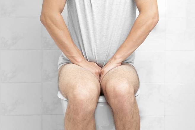 화장실을 나선 뒤 소변이 한두 방울 새는 배뇨후요점적은 중년 남성에게도 나타날 수 있는 하부요로증상이다. 증상이 반복되면 단순한 실수로 넘기기보다 원인 확인이 필요하다. 게티이미지