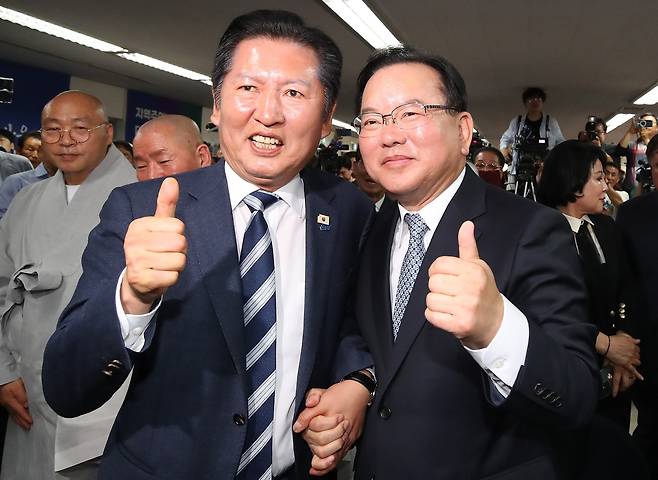김부겸 더불어민주당 대구시장 예비후보(오른쪽)가 26일 오후 대구 달서구 선거사무소 개소식에서 정청래 대표와 포즈를 취하고 있다. 뉴스1