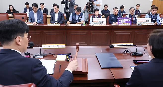 내년도 최저임금을 정하기 위한 최저임금위원회 첫 전원회의가 지난달 21일 세종시 정부세종청사 최저임금위원회에서 열리고 있다.  연합뉴스