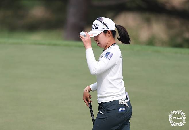 퍼팅 후 갤러리에게 인사하고 있는 김수지. 사진 제공=KLPGA