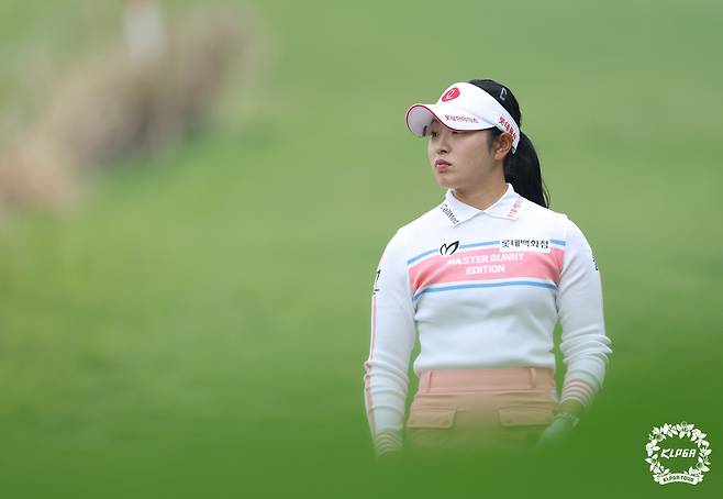 퍼팅을 마치고 이동하고 있는 유현조. 사진 제공=KLPGA