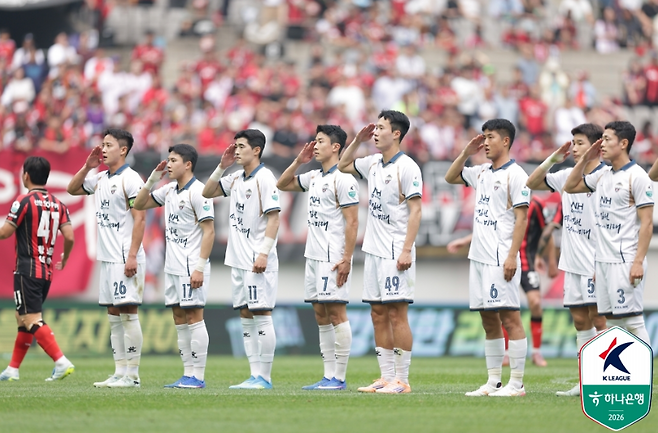 2일 FC서울과 경기에서 김천상무프로축구단 선수들의 단체 거수 경례. 한국프로축구연맹