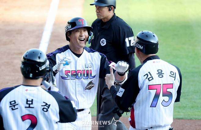 2026 신한 SOL KBO리그 LG 트윈스 대 NC 다이노스 경기가 1일 서울 잠실야구장에서 열렸다.  LG 송찬의가 3회말 2사 1루에서 NC 선발 토다를 상대로 좌월 2점 홈런을 날리고 홈인하고 있다. /사진=김진경 대기자