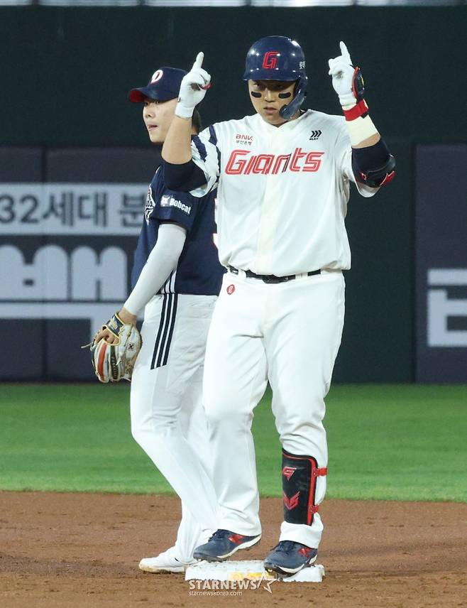 2026 신한 SOL KBO리그 롯데 자이언츠 대 두산 베어스 경기가 23일 부산 사직야구장에서 열렸다.  롯데 한동희가 3회말 2사에서 좌월 2루타를 날리고 출루한 후 세리머니를 하고 있다. /사진=김진경 대기자