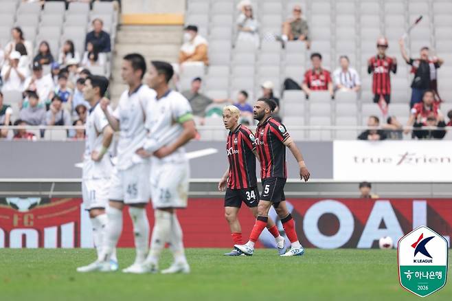 (가운데 왼쪽부터) 송민규와 야잔. /사진=한국프로축구연맹 제공