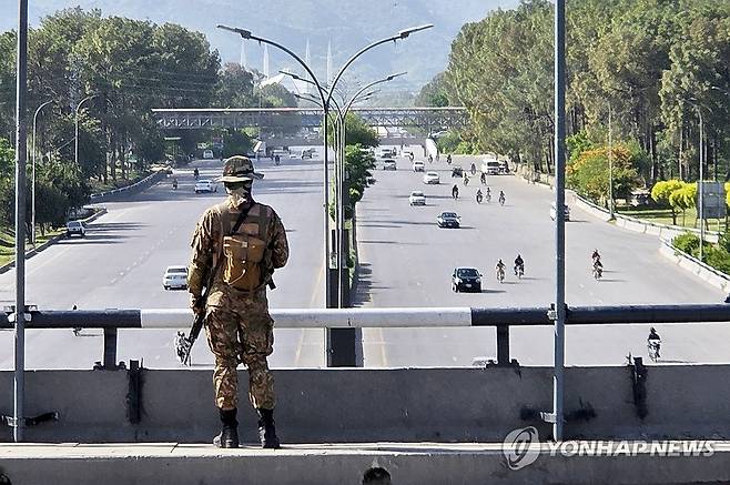 군인 배치된 이슬라마바드 도로 지난달 26일 파키스탄 이슬라마바드 주요 도로에 소총을 든 군인이 배치돼 있다. [연합뉴스 자료사진. 재판매 및 DB 금지]