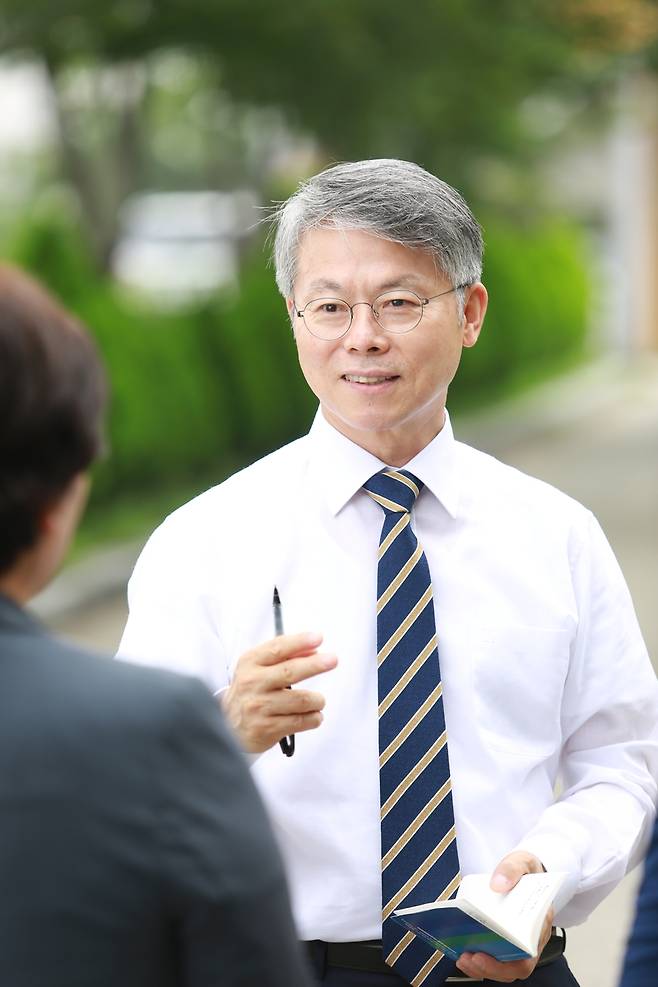 인터뷰 하는 민형배 민주당 전남광주특별시장 예비후보 [민형배 후보 측 제공. 재판매 및 DB 금지]