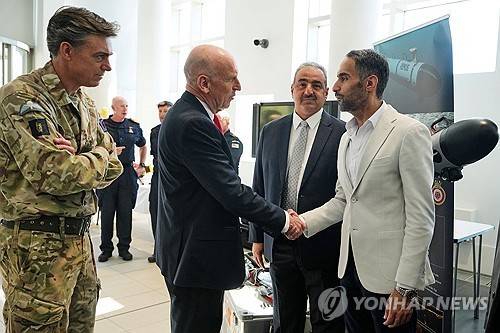 지난달 23일 영국군 노스우드 합동본부에서 힐리 영국 국방장관(왼쪽에서 두번째)이 걸프국 국방 관계자들과 인사하고 있다
[로이터 연합뉴스 자료사진. 재판매 및 DB 금지]
