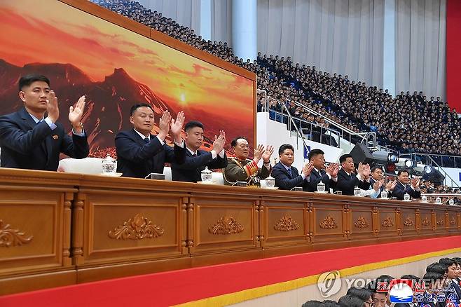 북한, 청년동맹 제11차대회 기념 종합공연 (평양 조선중앙통신=연합뉴스) 북한 사회주의애국청년동맹 제11차대회 기념 청년중앙예술선전대와 학생소년들의 종합공연 '당의 기치따라 애국청년대군 앞으로!'가 지난 1일 진행됐다고 조선중앙통신이 2일 보도했다. 2026.5.2 
    [국내에서만 사용가능. 재배포 금지. For Use Only in the Republic of Korea. No Redistribution] nkphoto@yna.co.kr
