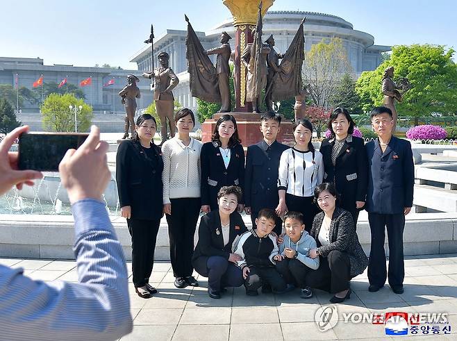 북한, 각지서 5.1절 기념 행사 (평양 조선중앙통신=연합뉴스) 북한 각지에서 지난 1일 5·1절(노동절)을 맞아 노동자·농민·지식인들이 체육유희오락경기를 즐기고 극장·야외무대에서 공연을 관람하는 등 명절을 뜻깊게 기념했다고 조선중앙통신이 2일 보도했다. 2026.5.2 
    [국내에서만 사용가능. 재배포 금지. For Use Only in the Republic of Korea. No Redistribution] nkphoto@yna.co.kr