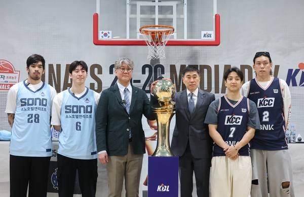 1일 서울 강남구 KBL센터에서 열린 프로농구 챔피언결정전 미디어데이에서 고양 소노 케빈 켐바오(왼쪽부터), 이정현, 손창환 감독, 부산 KCC 이상민 감독, 허훈, 최준용이 기념촬영하고 있다. 2026.5.1 /연합뉴스