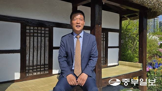 2026고양국제꽃박람회가 행사 중반부를 맞아 반환점을 돈 가운데, 유신호 고양국제박람회재단 운영본부장이 행사장 내 초가집 부스에서 이번 박람회의 의미에 대해 설명하고 있다. 김태훈 기자