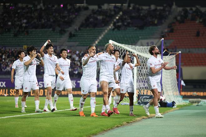 2일 안양종합운동장에서 열린 하나은행 K리그1 2026 11라운드 경기서 부천FC 가브리엘이 FC안양을 상대로 결승골을 터트린후 동료들과 함께 기뻐하고 있다. 사진=한국프로축구연맹