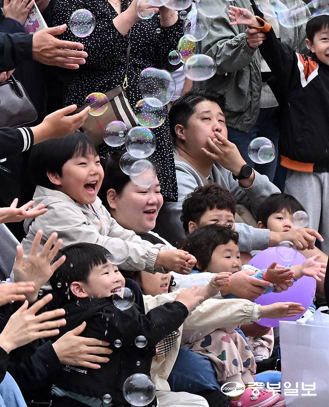 연휴 마지막 날인 3일 오후 안산시 안산문화광장 일대에서 열린 제22회 안산국제거리극축제에서 시민들이 버블쇼를 감상하며 즐거운 시간을 보내고 있다. 김경민기자