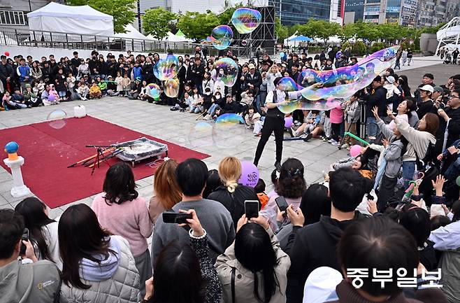 연휴 마지막 날인 3일 오후 안산시 안산문화광장 일대에서 열린 제22회 안산국제거리극축제에서 시민들이 버블쇼를 감상하며 즐거운 시간을 보내고 있다. 김경민기자