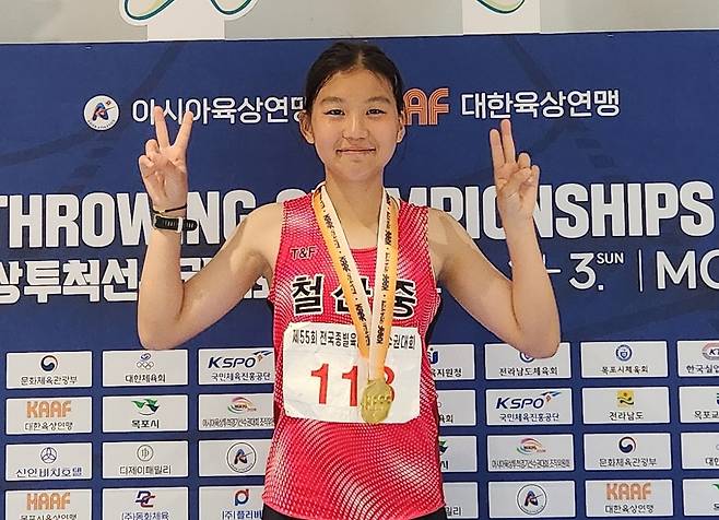3일 전남 목포종합운동장에서 열린 제55회 전국종별육상경기선수권대회 여자중등부 3천m에서 우승을 차지하며 2관왕에 오른 이소진(광명 철산중)이 기념사진을 찍고 있다.
