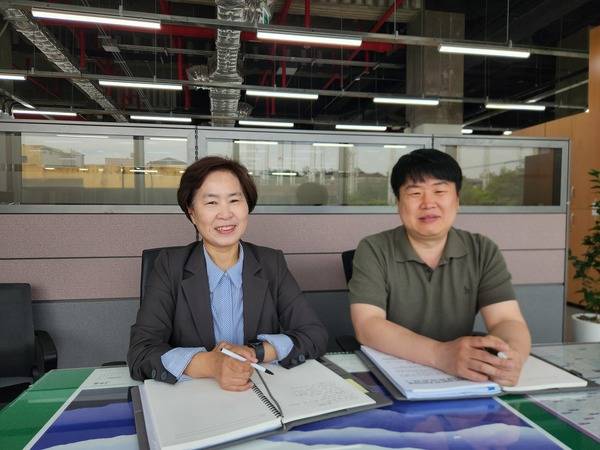 ▲ 홍연표 청주시 자원정책과장(왼쪽)과 변상윤 주무관이 충청투데이와 인터뷰를 하고 있다. 사진=송휘헌 기자