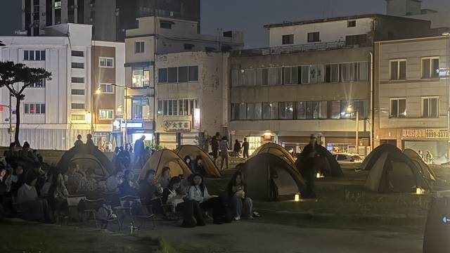 지난 2일 전라감영 서편부지서 펼쳐진 코오롱스포츠 아웃도어 시네마를 찾은 관람객들이 영화를 관람하고 있다. 전현아 기자