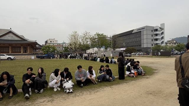 지난 2일 전라감영 서편부지서 펼쳐진 코오롱스포츠 아웃도어 시네마를 찾은 관람객들이 대기하고 있다. 전현아 기자