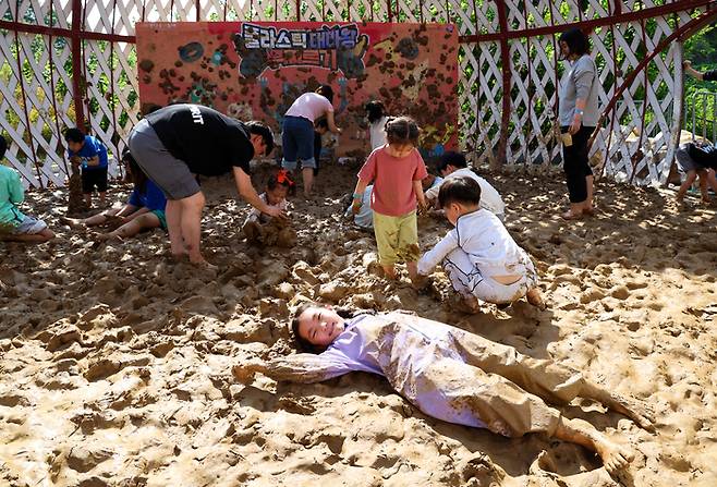 지난 2일 '2026울산옹기축제' 행사장을 찾은 어린이들이 실제 옹기 만드는 데 쓰이는 흙을 만지며, 뒹굴며 신나는 흙놀이를 하고 있다. 이수화 기자