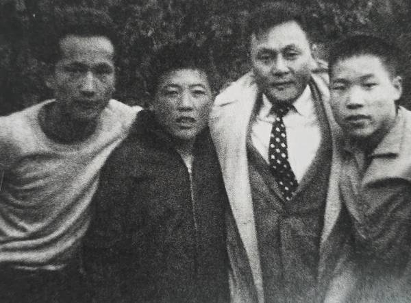 1960년 11월 27일 연예인 김진규·최은희·문정숙·장동휘·박노식·황해 씨 등이 3.15의거 부상자 위문을 목적으로 도립마산병원을 방문했다. 왼쪽부터 하총치·한순국·황해·변승기 씨. /3.15의거기념사업회