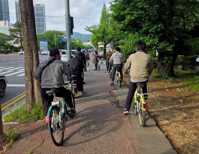 경남 창원시 도심에서 무인대여 공영자전거 시스템 누비자를 이용하는 시민들 모습. 창원시 제공