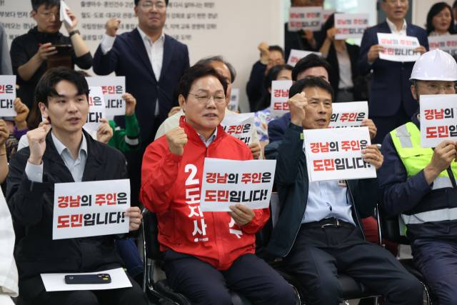 국민의힘 박완수(왼쪽 두 번째) 경남도지사 예비후보가 3일 오전 창원시 성산구 상남동 박완수 후보 선거사무소에서 열린 ‘도민이 주인 되는 시민선대위’ 발대식에서 공동선대위원장들과 기념사진을 찍고 있다./박완수 후보 캠프/