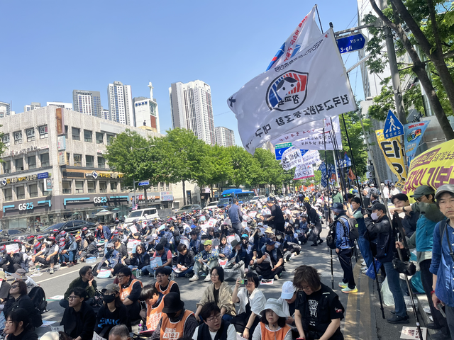 지난 1일 2·28기념중앙공원은 노동절 집회에 참여하는 사람들로 가득했다. 김정원 기자