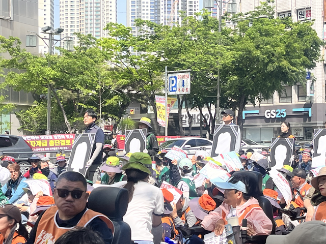 노동항쟁을 위해 희생된 노동자들을 추모하는 퍼포먼스가 진행되고 있다. 김정원 기자