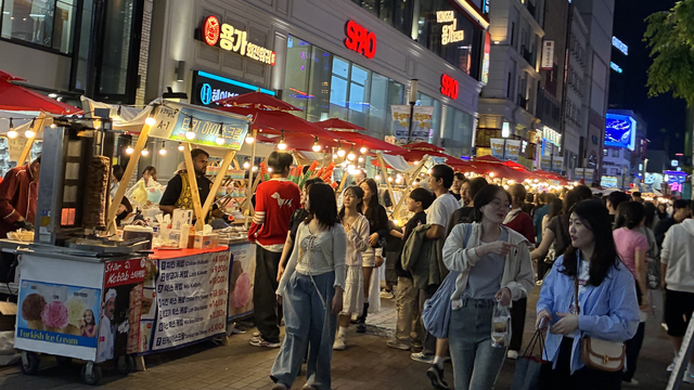 어린이날 대목을 앞두고 2일 밤 대구 동성로 일대에 많은 인파로 분주한 모습이다. 서고은 기자