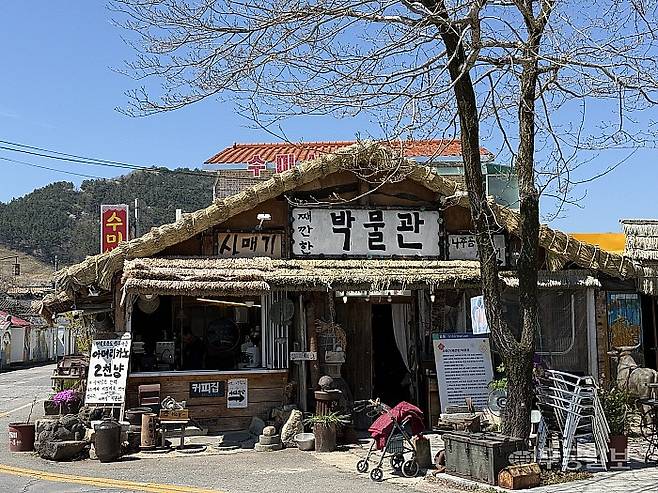 전남 나주의 사매기 째깐한박물관에는 선인들의 손때가 묻은 3천500여 점의 민속품이 전시돼 있다.