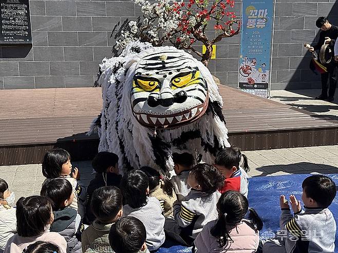 취학 전 영유아들이 전통음악과 춤을 접할 수 있도록 기획된 광주시립창극단의 ‘빛고을 아침 풍류마당’.