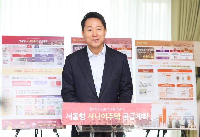 오세훈 서울시장이 27일 서울 성북구 노블레스타워 시니어 주택을 찾아 현장 점검을 한 뒤 취재진 질문에 답하고 있다. [사진=연합뉴스]