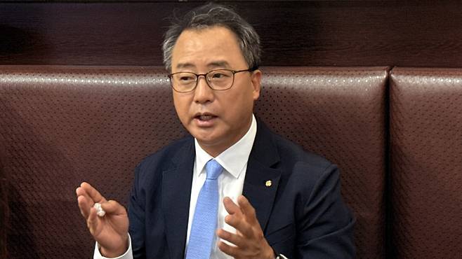 채병득 금융결제원장이 3일(현지시간) 우즈베키스탄 사마르칸트에서 기자들과 만나 대화를 나누고 있다.(사진=금융결제원)