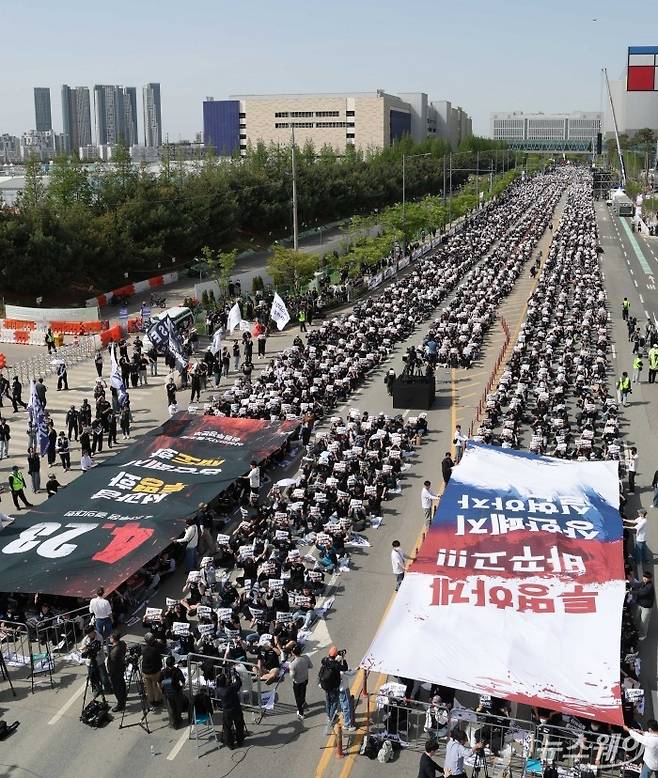 삼성전자 노동조합 공동투쟁본부 조합원들이 23일 오후 경기 평택시 삼성전자 평택캠퍼스 앞에서 열린 4.23 투쟁 결의대회에서 손팻말을 들고 구호를 외치고 있다. 사진=이수길 기자