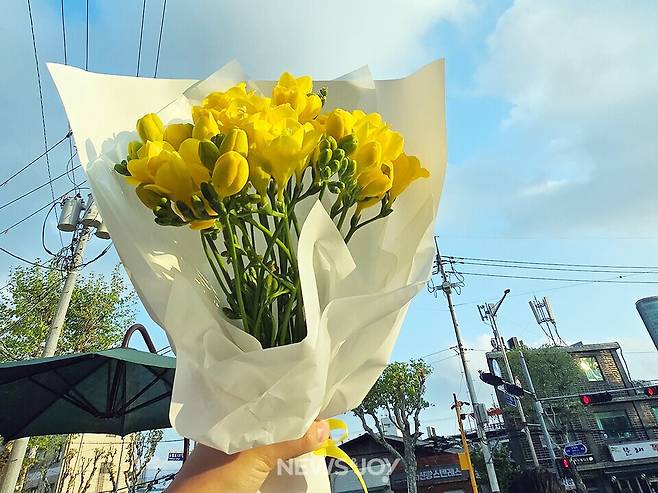인터뷰를 위해 만난 유진은 밝고 따뜻했다. 모든 과정은 남이 아닌 자기를 위해 한다는 말에서, 역설적으로 그가 타인을 얼마나 사랑하는지가 느껴졌다. 사진 제공 유진