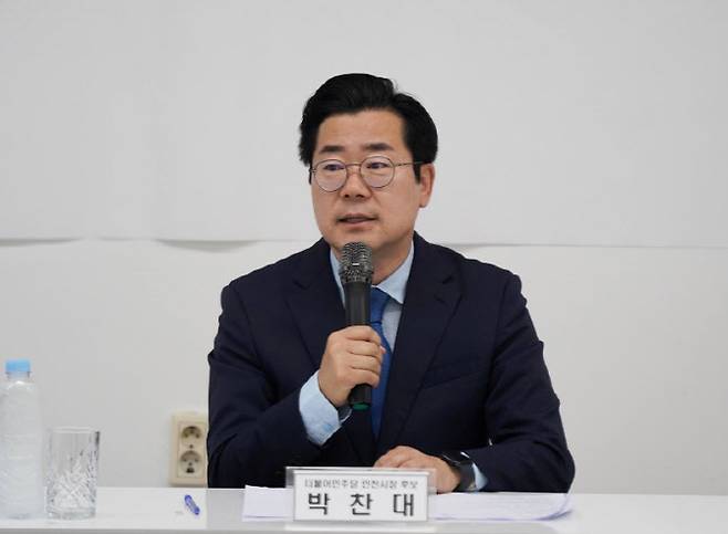 박찬대 인천시장 후보가 3일 인천 서구 한국환경공단 노동조합 사무실에서 기후환경공약 발표 기자회견을 하고 있다. (사진 = 박찬대 후보 제공)