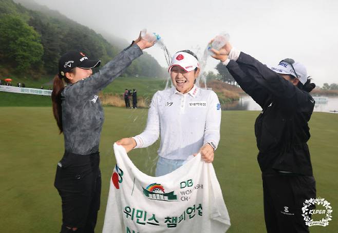 우승 축하 물세례.(사진=KLPGT 제공)