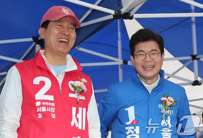 정원오 더불어민주당 서울시장 후보(오른쪽)와 오세훈 국민의힘 서울시장 후보가 3일 오전 서울 용산구 효창운동장에서 열린 제44회 서울특별시장기 축구대회 개회식에서 나란히 함박웃음을 짓고 있다. 2026.5.3 ⓒ 뉴스1 오대일 기자