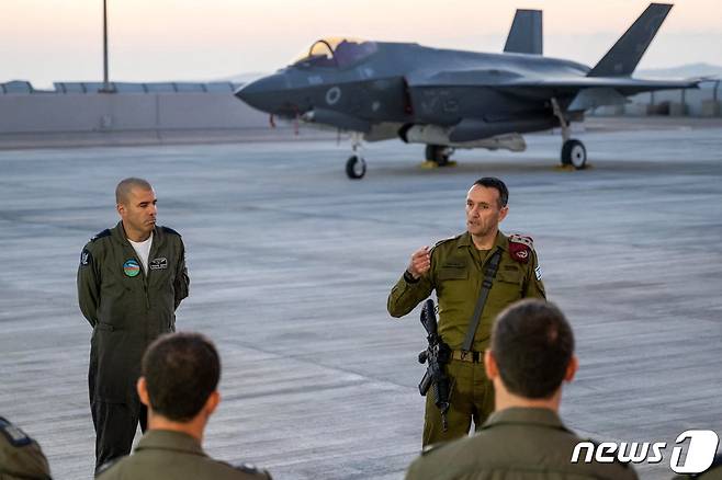 15일 남부 이스라엘 소재 네비팀 공군기지를 찾은 헤르치 할레비 이스라엘 합참의장이 F-35 스텔스 전투기를 배경으로 장병들에게 이란의 공격에 상시 보복할 태세를 갖출 것을 주문하고 있다. 2024.04.16 ⓒ AFP=뉴스1