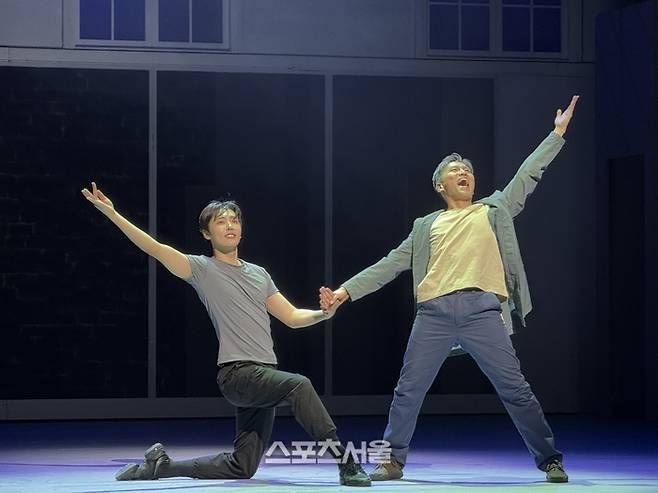 서울예술단 창작가무극 ‘나빌레라’의 (왼쪽부터) ‘채록’ 역 재윤과 ‘덕출’ 역 최인형이 2일 프레스콜에서 주요 장면을 시연하고 있다. 글·사진 | 표권향 기자 gioia@sportsseoul.com