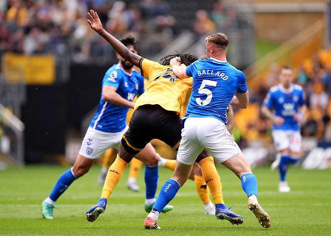 Sunderland's Daniel Ballard pulls the hair of Wolverhampton Wanderers' Tolu Arokodare resulting in a red card during their English Premier League soccer match in Wolverhampton, England, Saturday, May 2, 2026. 

<저작권자(c) 연합뉴스, 무단 전재-재배포, AI 학습 및 활용 금지>
