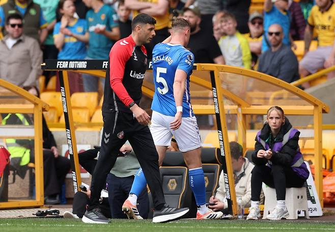 Soccer Football - Premier League - Wolverhampton Wanderers v Sunderland - Molineux Stadium, Wolverhampton, Britain - May 2, 2026 Sunderland's Daniel Ballard walks off after being shown a red card by referee Paul Tierney REUTERS

<저작권자(c) 연합뉴스, 무단 전재-재배포, AI 학습 및 활용 금지>