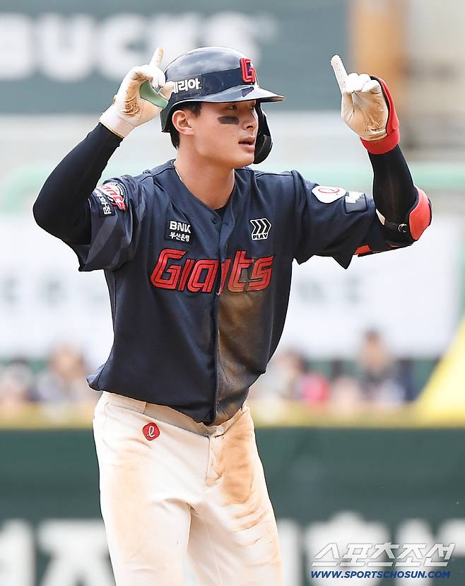 3일 인천 SSG랜더스필드에서 열린 롯데-SSG전. 4회초 무사 윤동희가 2루타를 친 후 기뻐하고 있다. 정재근 기자 cjg@sportschosun.com/2026.5.3/